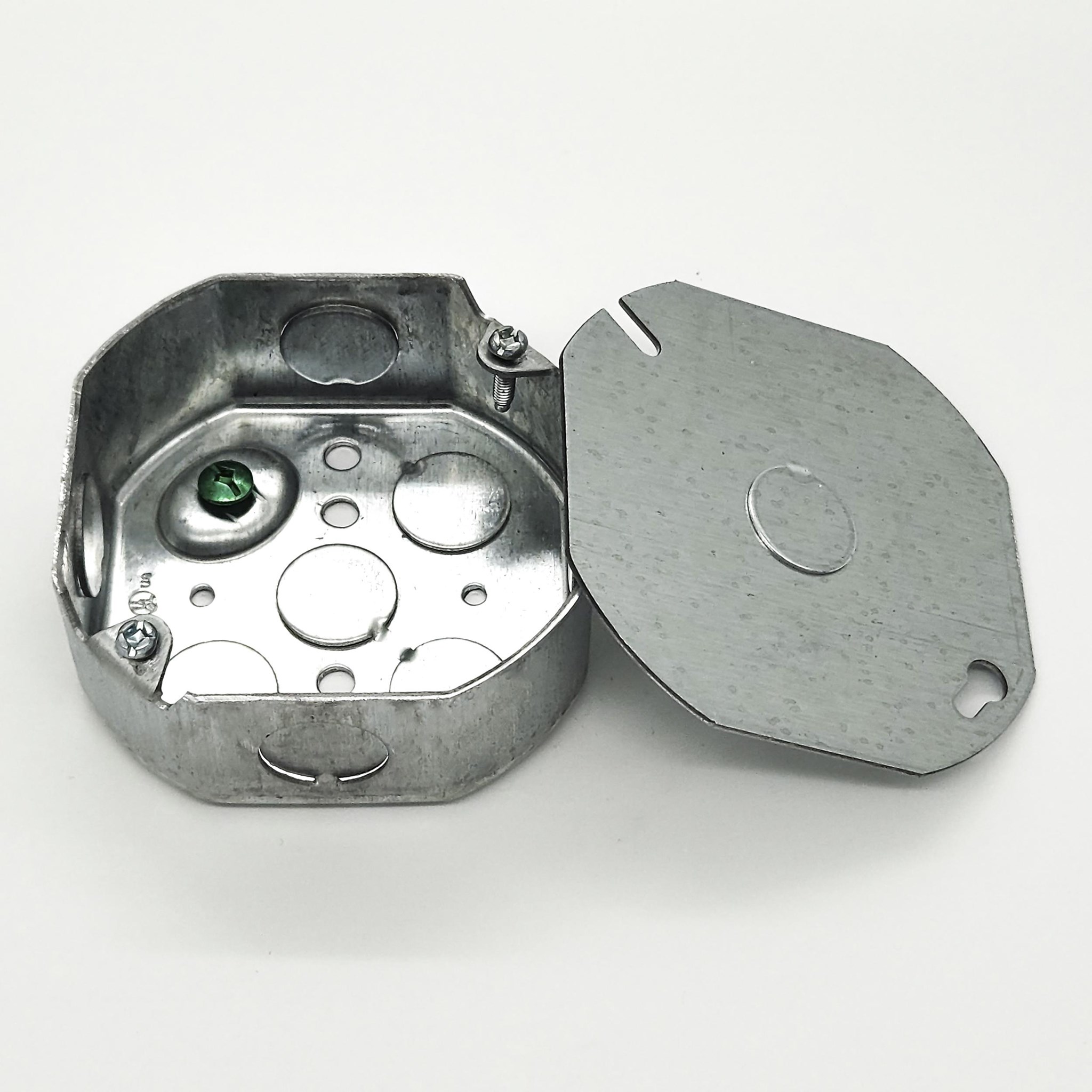 4x4x1 1/2 in Octagon Box with Knockouts for 3/8" fitting 2 Gang with Ground Screw and Cover